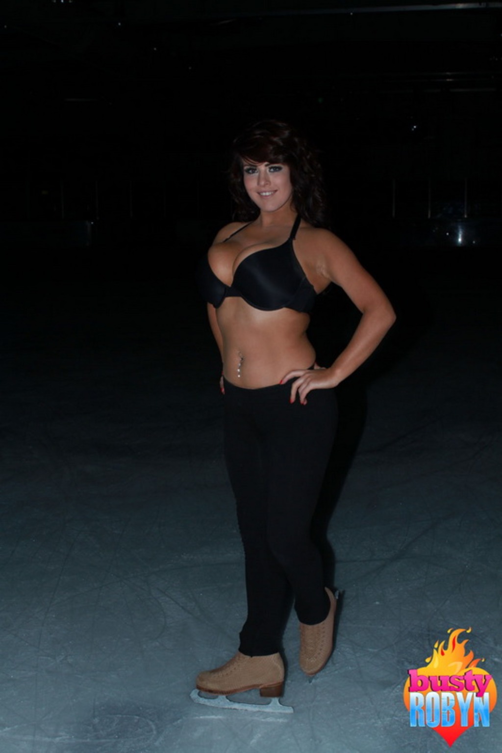 Busty Babe Robyn 00