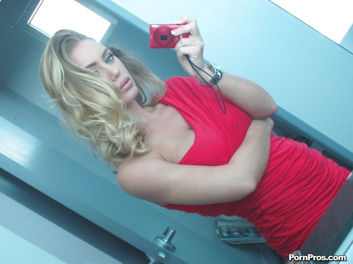 Ravishing Blonde Babe Nicole Aniston 03